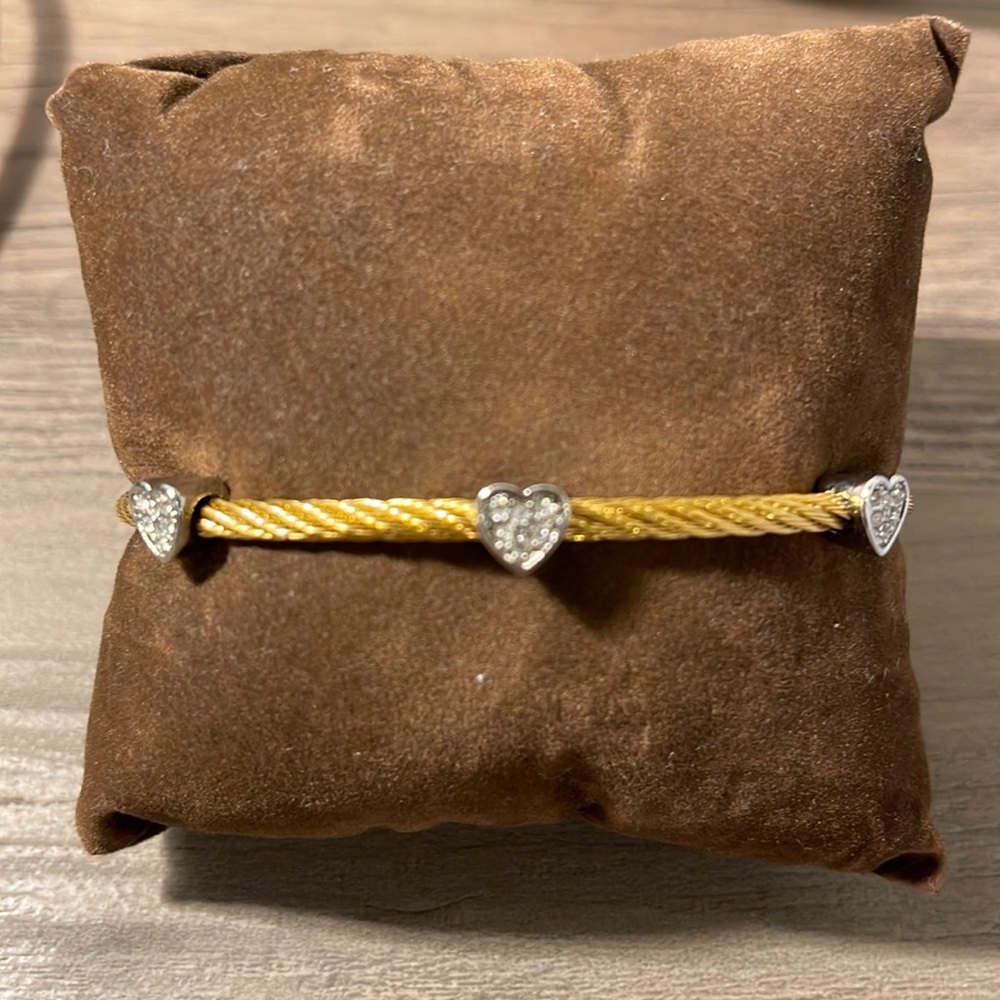 Stylish heart bracelet with magnet close!